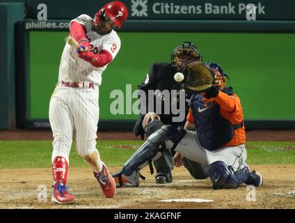 Philadelphia, Usa. 02.. November 2022. Philadelphia Phillies Bryce Harper wird am Mittwoch, den 2. November 2022, von Houston Astros startender Pitcher Cristian Javier im vierten Inning in Spiel vier der 2022 World Series im Citizens Bank Park in Philadelphia geschlagen. Foto von Ray Stubblebine/UPI Credit: UPI/Alamy Live News Stockfoto