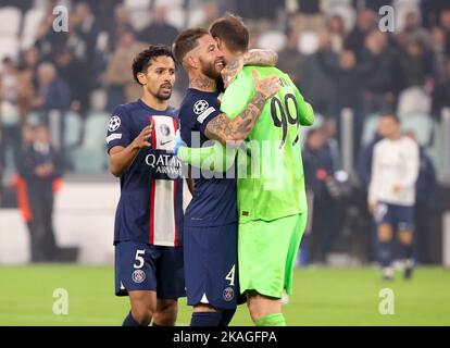 Turin, Italien. 02.. November 2022. Marquinhos, Sergio Ramos, Torhüter des PSG Gianluigi Donnarumma feiert den Sieg nach dem UEFA Champions League, Gruppe H Fußballspiel zwischen Juventus FC und Paris Saint-Germain (PSG) am 2. November 2022 im Juventus Stadium in Turin, Italien - Foto Jean Catuffe/DPPI Quelle: DPPI Media/Alamy Live News Stockfoto