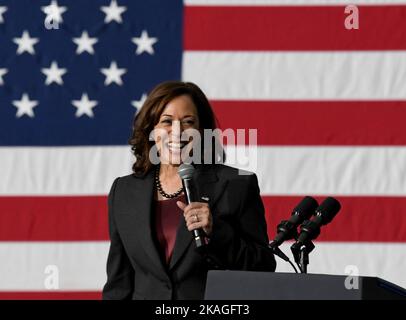 Boston, Usa. 02.. November 2022. Vizepräsidentin Kamala Harris spricht am Mittwoch, den 2. November 2022, während einer politischen Kundgebung zur Unterstützung der Kandidatin für das Amt des Gouverneurs Maura Healey im Reggie Lewis Athletic Center in Boston, Massachusetts. Poolfoto von Mark Stockwell/UPI Credit: UPI/Alamy Live News Stockfoto