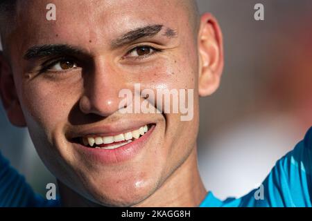 Buenos Aires, Argentinien. 02.. November 2022. Carlos Alcaraz vom Racing Club lächelt nach dem Halbfinale der Trofeo De Campeones zwischen Tigre und Racing Club im Tomás Adolfo Ducó Stadion (Estadio Tomás Adolfo Ducó). Endergebnis: Tigre 2:3 Racing Club. Kredit: SOPA Images Limited/Alamy Live Nachrichten Stockfoto