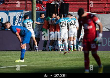 Buenos Aires, Argentinien. 02.. November 2022. Die Spieler des Racing Clubs feiern während des Halbfinals-Spiels von Trofeo De Campeones zwischen Tigre und Racing Club im Tomás Adolfo Ducó Stadium (Estadio Tomás Adolfo Ducó). Endergebnis: Tigre 2:3 Racing Club. Kredit: SOPA Images Limited/Alamy Live Nachrichten Stockfoto