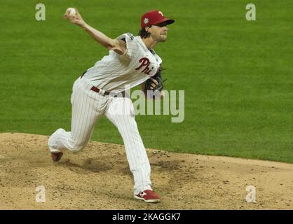 Philadelphia, Usa. 02.. November 2022. Philadelphia Phillies startet Pitcher Aaron Nola wirft im fünften Inning gegen die Houston Astros in Spiel vier der 2022 World Series im Citizens Bank Park in Philadelphia am Mittwoch, 2. November 2022. Foto von Ray Stubblebine/UPI Credit: UPI/Alamy Live News Stockfoto