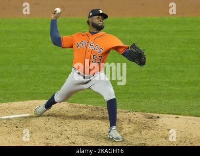 Philadelphia, Usa. 02.. November 2022. Houston Astros startet Pitcher Cristian Javier wirft im fünften Inning gegen die Philadelphia Phillies in Spiel vier der 2022 World Series im Citizens Bank Park in Philadelphia am Mittwoch, 2. November 2022. Foto von Ray Stubblebine/UPI Credit: UPI/Alamy Live News Stockfoto