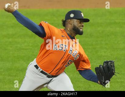 Philadelphia, Usa. 02.. November 2022. Houston Astros startet Pitcher Cristian Javier wirft im fünften Inning gegen die Philadelphia Phillies in Spiel vier der 2022 World Series im Citizens Bank Park in Philadelphia am Mittwoch, 2. November 2022. Foto von Ray Stubblebine/UPI Credit: UPI/Alamy Live News Stockfoto