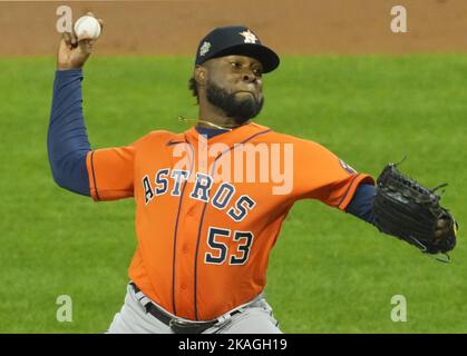 Philadelphia, Usa. 02.. November 2022. Houston Astros startet Pitcher Cristian Javier wirft im fünften Inning gegen die Philadelphia Phillies in Spiel vier der 2022 World Series im Citizens Bank Park in Philadelphia am Mittwoch, 2. November 2022. Foto von Ray Stubblebine/UPI Credit: UPI/Alamy Live News Stockfoto