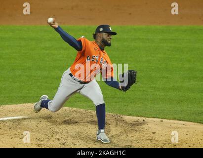 Philadelphia, Usa. 02.. November 2022. Houston Astros startet Pitcher Cristian Javier wirft im fünften Inning gegen die Philadelphia Phillies in Spiel vier der 2022 World Series im Citizens Bank Park in Philadelphia am Mittwoch, 2. November 2022. Foto von Ray Stubblebine/UPI Credit: UPI/Alamy Live News Stockfoto