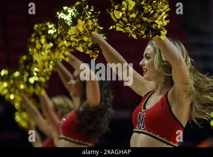 COLLEGE PARK, MD., USA - 02. NOVEMBER 2022: Cheerleader aus Maryland treten während eines College-Basketballspiels der Frauen zwischen den Maryland-Wasserschildkröten und den Millersville Marauders am 02 2022. November im Xfinity Center in College Park, Maryland auf (Foto von Tony Quinn-Alamy Live News) Stockfoto