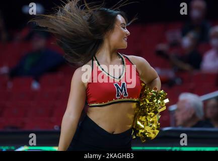 COLLEGE PARK, MD., USA - 02. NOVEMBER 2022: Cheerleader aus Maryland treten während eines College-Basketballspiels der Frauen zwischen den Maryland-Wasserschildkröten und den Millersville Marauders am 02 2022. November im Xfinity Center in College Park, Maryland auf (Foto von Tony Quinn-Alamy Live News) Stockfoto