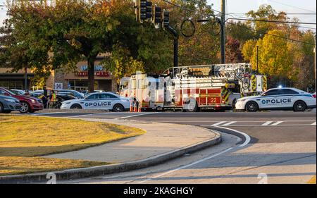 Notfallhelfer bei einem Verkehrsunfall auf dem US Highway 78 in Snellville (Metro Atlanta), Georgia. (USA) Stockfoto