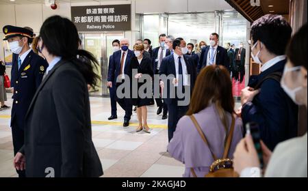 Kyoto, Japan. 03.. November 2022. Bundespräsident Frank-Walter Steinmeier und seine Frau Elke Büdenbender gehen nach ihrer Ankunft in Kyoto durch den Bahnhof. Präsident Steinmeier und seine Frau sind zu einer fünftägigen Reise nach Japan und Südkorea nach Ostasien gereist. Quelle: Bernd von Jutrczenka/dpa/Alamy Live News Stockfoto