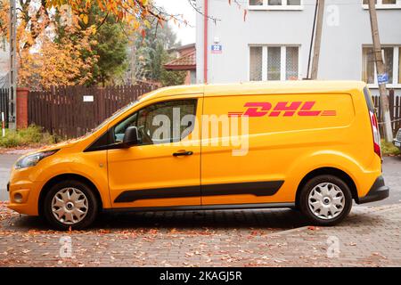 Warschau, Polen. 01.. November 2022. Am 01. November 2022 wird ein DHL-Lieferwagen in Warschau, Polen, gesehen. DHL Global Forwarding, der Spezialist für Luft- und Seefracht der Deutsche Post DHL Group, und GoodShipping, der weltweit führende Anbieter und Marktführer bei der Dekarbonisierung der Containerschifffahrtindustrie durch eine Änderung des Schiffskraftstoffmixes. Mit dem jüngsten Kauf von rund 60 Millionen Litern Sustainable Marine Fuel wird DHL bis 2024 insgesamt 180.000 Tonnen CO2 auf den Versand reduzieren. (Foto von Jaap Arriens/Sipa USA) Quelle: SIPA USA/Alamy Live News Stockfoto