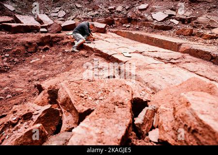 Eschbach, Deutschland. 20. September 2022. Sebastian Voigt, Museumsdirektor am Prähistorischen Weltmuseum Burg Lichtenberg, arbeitet an einer Ausgrabungsstätte auf Schloss Madenburg. Mehr als 200 Millionen Jahre trennen Voigt, einen Forscher, und seine spektakulären Funde, die er der Erde von Rheinland-Pfalz entrissen hat. (To dpa 'im 'Paradies der Dinosaurier' - Funde aus prähistorischen Zeiten inspirieren Forscher') Quelle: Uwe Anspach/dpa/Alamy Live News Stockfoto