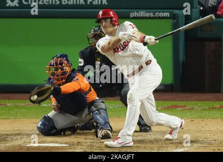 Philadelphia, Usa. 02.. November 2022. Philadelphia Phillies J.T. Realmuto wird am Mittwoch, den 2. November 2022, von dem Relief-Pitcher Bryan Abreu aus Houston Astros im siebten Inning in Spiel vier der 2022 World Series im Citizens Bank Park in Philadelphia geschlagen. Foto von Ray Stubblebine/UPI Credit: UPI/Alamy Live News Stockfoto