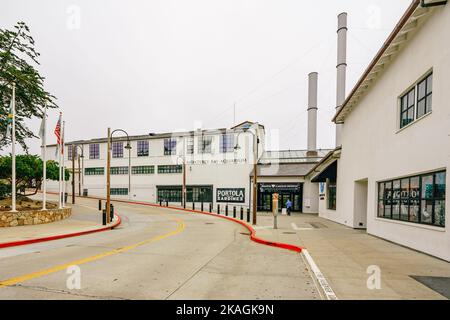 Monterey, Kalifornien, USA - 31. Oktober 2022. Monterey Bay Aquarium, gelegen am Meeresrand in der historischen Cannery Row. Blick auf die Straße Stockfoto