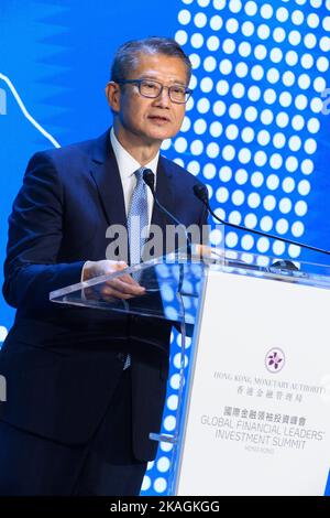 Hongkong, China. 02.. November 2022. HONGKONG, HONGKONG SAR, CHINA: NOVEMBER 2ND 2022. Global Financial LeadersÕ Investment Summit: Navigieren durch Unsicherheit Panel 3: Technologie, Innovation und die Zukunft der Finanzen. Hong Kong Financial Secretary, PAUL CHAN Alamy Live News/Jayne Russell Credit: Jayne Russell/Alamy Live News Stockfoto