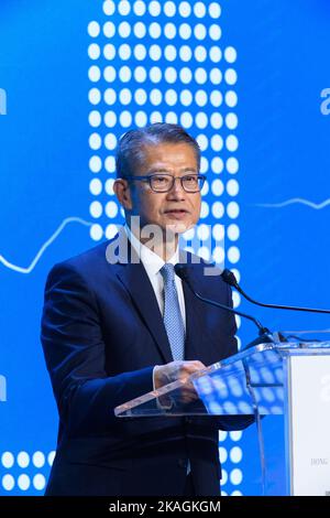 Hongkong, China. 02.. November 2022. HONGKONG, HONGKONG SAR, CHINA: NOVEMBER 2ND 2022. Global Financial Leaders' Investment Summit: Navigieren durch Unsicherheit Panel 3: Technologie, Innovation und die Zukunft der Finanzen. Hong Kong Financial Secretary, PAUL CHAN Alamy Live News/Jayne Russell Credit: Jayne Russell/Alamy Live News Stockfoto