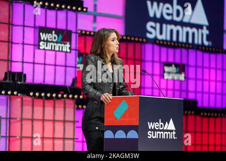 Lissabon, Portugal. 02.. November 2022. Rania Al Abdullah, Königin von Jordanien, spricht am zweiten Tag des Web Summit 2022 in Lissabon vor dem Publikum. (Foto von Bruno de Carvalho/SOPA Images/Sipa USA) Quelle: SIPA USA/Alamy Live News Stockfoto