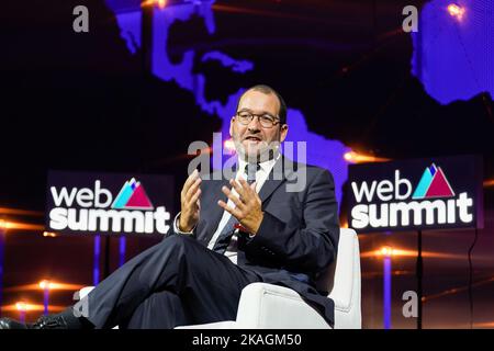 Lissabon, Portugal. 02.. November 2022. Joao Costa, Bildungsminister der portugiesischen Regierung, spricht am zweiten Tag des Web Summit 2022 in Lissabon vor dem Publikum. Kredit: SOPA Images Limited/Alamy Live Nachrichten Stockfoto