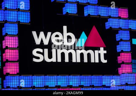 Lissabon, Portugal. 02.. November 2022. Logo des Web Summit am zweiten Tag des Web Summit 2022 in Lissabon. (Foto von Bruno de Carvalho/SOPA Images/Sipa USA) Quelle: SIPA USA/Alamy Live News Stockfoto