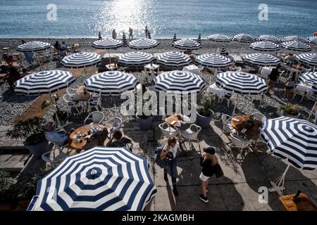 Nizza, Frankreich. 2.. November 2022. Die Menschen genießen es am Meer in Nizza, Südfrankreich, 2. November 2022. Der 2022. Oktober war der heißeste Monat im Oktober in Frankreich seit 1945, mit einer Durchschnittstemperatur von 17,2 Grad Celsius, sagte der französische nationale Wetterdienst Meteo-France am Mittwoch. Kredit: Serge Haouzi/Xinhua/Alamy Live Nachrichten Stockfoto