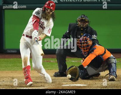 Philadelphia, Usa. 02.. November 2022. Philadelphia Phillies Brandon Marsh wird am Mittwoch, den 2. November 2022, vom Relief-Pitcher Ryan Pressley aus Houston Astros im neunten Inning in Spiel vier der World Series 2022 im Citizens Bank Park in Philadelphia geschlagen. Foto von Ray Stubblebine/UPI Credit: UPI/Alamy Live News Stockfoto