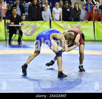 Orenburg, Russland - 15.-16. März 2017: Junge Männer treten im Sportwrestling bei der Wolga Federal District Championship im Sportwrestling an Stockfoto