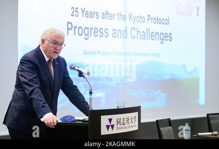 Kyoto, Japan. 03.. November 2022. Bundespräsident Frank-Walter Steinmeier hält eine Rede zum Thema Klima bei einem Besuch der Doshisha-Universität. Präsident Steinmeier und seine Frau sind auf einer fünftägigen Reise nach Ostasien zu Besuch in Japan und Südkorea. Quelle: Bernd von Jutrczenka/dpa/Alamy Live News Stockfoto