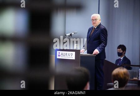 Kyoto, Japan. 03.. November 2022. Bundespräsident Frank-Walter Steinmeier hält eine Rede zum Thema Klima bei einem Besuch der Doshisha-Universität. Präsident Steinmeier und seine Frau sind auf einer fünftägigen Reise nach Ostasien zu Besuch in Japan und Südkorea. Quelle: Bernd von Jutrczenka/dpa/Alamy Live News Stockfoto