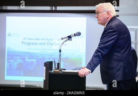 Kyoto, Japan. 03.. November 2022. Bundespräsident Frank-Walter Steinmeier hält eine Rede zum Thema Klima bei einem Besuch der Doshisha-Universität. Präsident Steinmeier und seine Frau sind auf einer fünftägigen Reise nach Ostasien zu Besuch in Japan und Südkorea. Quelle: Bernd von Jutrczenka/dpa/Alamy Live News Stockfoto