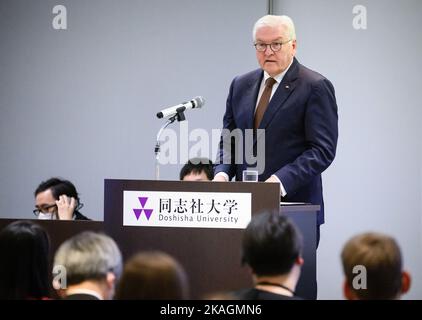 Kyoto, Japan. 03.. November 2022. Bundespräsident Frank-Walter Steinmeier hält eine Rede zum Thema Klima bei einem Besuch der Doshisha-Universität. Präsident Steinmeier und seine Frau sind auf einer fünftägigen Reise nach Ostasien zu Besuch in Japan und Südkorea. Quelle: Bernd von Jutrczenka/dpa/Alamy Live News Stockfoto