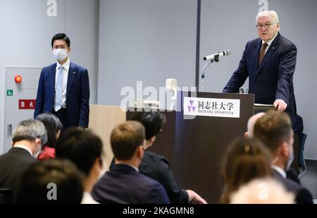 Kyoto, Japan. 03.. November 2022. Bundespräsident Frank-Walter Steinmeier hält eine Rede zum Thema Klima bei einem Besuch der Doshisha-Universität. Präsident Steinmeier und seine Frau sind auf einer fünftägigen Reise nach Ostasien zu Besuch in Japan und Südkorea. Quelle: Bernd von Jutrczenka/dpa/Alamy Live News Stockfoto