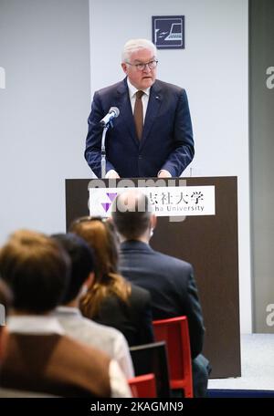 Kyoto, Japan. 03.. November 2022. Bundespräsident Frank-Walter Steinmeier hält eine Rede zum Thema Klima bei einem Besuch der Doshisha-Universität. Präsident Steinmeier und seine Frau sind auf einer fünftägigen Reise nach Ostasien zu Besuch in Japan und Südkorea. Quelle: Bernd von Jutrczenka/dpa/Alamy Live News Stockfoto