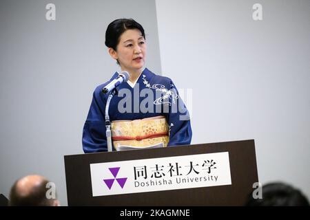 Kyoto, Japan. 03.. November 2022. Tomoko Ueki, Präsident der Doshisha-Universität, begrüßt den deutschen Präsidenten Steinmeier und seine Frau. Präsident Steinmeier und seine Frau sind auf einer fünftägigen Reise nach Ostasien zu Besuch in Japan und Südkorea. Quelle: Bernd von Jutrczenka/dpa/Alamy Live News Stockfoto