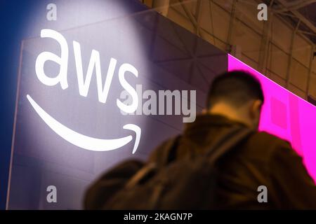 Lissabon, Portugal. 02.. November 2022. AWS-Logo (Amazon Web Services) auf dem Web Summit in Lissabon. Der Web Summit findet vom 1-4. Bis 15. November statt. Kredit: SOPA Images Limited/Alamy Live Nachrichten Stockfoto