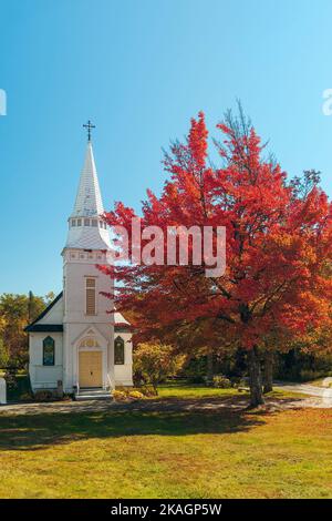 Sugar Hill. New Hampshire. USA - 03. Oktober 2022 - St. Matthew’s Episcopal Chapel in the White Mountains Stockfoto