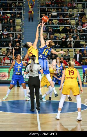 Orenburg, Russland - 31. Oktober 2019: Mädchen spielen Basketball Euroleague-Spiel zwischen BC «Nadezhda» (Orenburg) und BC «Castors Braine» (Belgien) Stockfoto