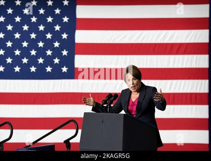 Die Kandidatin für den Gouverneur von Massachusetts, Maura Healey, spricht während einer Kundgebung im Reggie Lewis Athletic Center in Boston, Massachusetts, USA, am 02. November 2022 mit ihren Unterstützern.Quelle: Mark Stockwell/Pool via CNP/MediaPunch Stockfoto