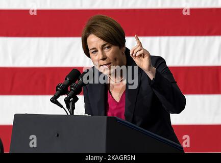 Die Kandidatin für den Gouverneur von Massachusetts, Maura Healey, spricht während einer Kundgebung im Reggie Lewis Athletic Center in Boston, Massachusetts, USA, am 02. November 2022 mit ihren Unterstützern.Quelle: Mark Stockwell/Pool via CNP/MediaPunch Stockfoto