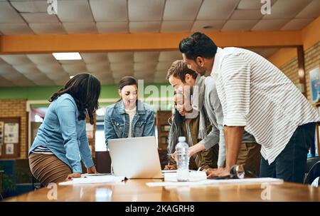Vorbereitung auf Prüfungen im Voraus. Eine Gruppe von Studenten, die in der Bibliothek studieren. Stockfoto