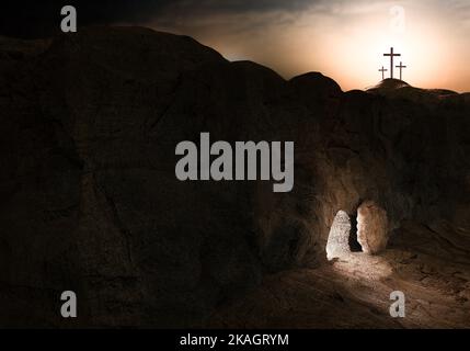 Der Tod und die Auferstehung Jesu Christi und das Grab des hellen Lichts und der Hintergrund des leidenden Kreuzes auf dem Golgatha-Hügel Stockfoto