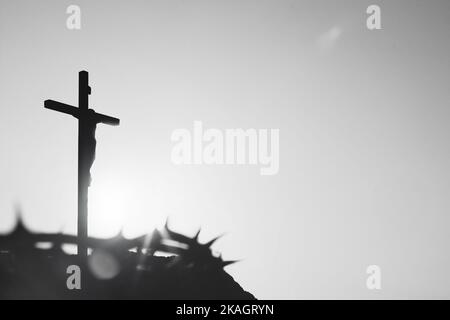 Ostern heller Hintergrund mit Dornenkrone, die das Opfer, Leiden und die Auferstehung Jesu Christi am Kreuz symbolisiert Stockfoto