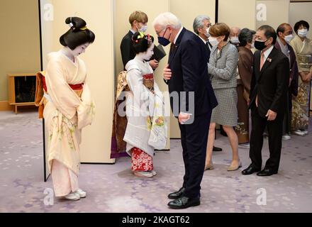 Kyoto, Japan. 03.. November 2022. Bundespräsident Frank-Walter Steinmeier und seine Frau Elke Büdenbender werden bei einem Besuch im Staatsgasthaus von traditionell gekleideten Frauen begrüßt. Präsident Steinmeier und seine Frau sind auf einer fünftägigen Reise nach Ostasien zu Besuch in Japan und Südkorea. Quelle: Bernd von Jutrczenka/dpa/Alamy Live News Stockfoto