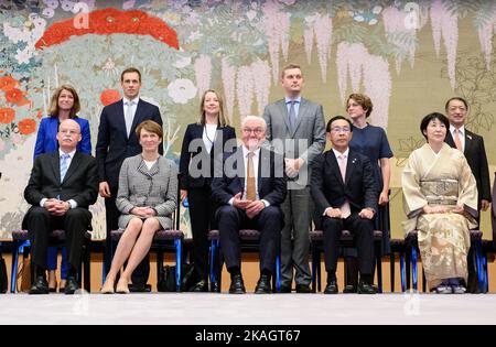 Kyoto, Japan. 03.. November 2022. Bundespräsident Frank-Walter Steinmeier (Mitte) sitzt zusammen mit Clemens von Goetze (l), Botschafter der Bundesrepublik Deutschland in Japan, seiner Frau Elke Büdenbender (2. v.l.), Takatoshi Nishiwaki (2. v.r.), Gouverneur der Präfektur Kyoto, Und Mitglieder der Delegation im Kyoto State Guest House für ein Gruppenfoto. Präsident Steinmeier und seine Frau sind auf einer fünftägigen Reise nach Ostasien zu Besuch in Japan und Südkorea. Quelle: Bernd von Jutrczenka/dpa/Alamy Live News Stockfoto