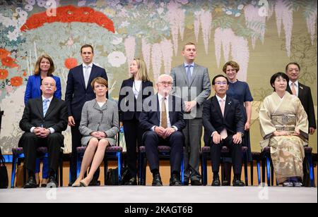 Kyoto, Japan. 03.. November 2022. Bundespräsident Frank-Walter Steinmeier (Mitte) sitzt zusammen mit Clemens von Goetze (l), Botschafter der Bundesrepublik Deutschland in Japan, seiner Frau Elke Büdenbender (2. v.l.), Takatoshi Nishiwaki (2. v.r.), Gouverneur der Präfektur Kyoto, Und Mitglieder der Delegation im Kyoto State Guest House für ein Gruppenfoto. Präsident Steinmeier und seine Frau sind auf einer fünftägigen Reise nach Ostasien zu Besuch in Japan und Südkorea. Quelle: Bernd von Jutrczenka/dpa/Alamy Live News Stockfoto