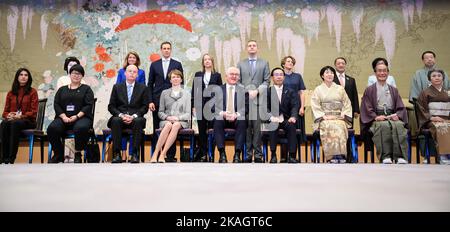 Kyoto, Japan. 03.. November 2022. Bundespräsident Frank-Walter Steinmeier (Mitte) sitzt zusammen mit Clemens von Goetze (3. v.l.), Botschafter der Bundesrepublik Deutschland in Japan, seiner Frau Elke Büdenbender (4. v.l.), Takatoshi Nishiwaki (4. v.r.), Gouverneur der Präfektur Kyoto, Und Mitglieder der Delegation im Kyoto State Guest House für ein Gruppenfoto. Präsident Steinmeier und seine Frau sind auf einer fünftägigen Reise nach Ostasien zu Besuch in Japan und Südkorea. Quelle: Bernd von Jutrczenka/dpa/Alamy Live News Stockfoto