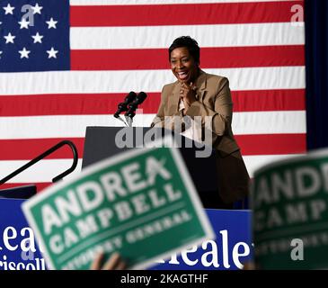 Andrea Campbell, die Kandidatin für den Gouverneur von Massachusetts, spricht bei einer Kundgebung im Reggie Lewis Athletic Center in Boston, Massachusetts. Campbell ist der Laufgefährte von Maura Healey. USA, 02. November 2022. Kredit: Mark Stockwell/Pool über CNP Stockfoto