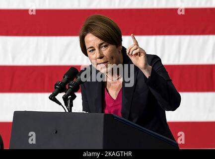 Boston, Massachusetts, USA. 02.. November 2022. Die Kandidatin für den Gouverneur von Massachusetts, Maura Healey, spricht während einer Kundgebung im Reggie Lewis Athletic Center in Boston, Massachusetts, USA, am 02. November 2022 mit ihren Anhängern. Kredit: Mark Stockwell/Pool via CNP/dpa/Alamy Live News Stockfoto