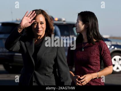 Boston, Massachusetts, USA. 02.. November 2022. Die Vizepräsidentin der Vereinigten Staaten, Kamala Harris, wird am 02. November 2022 von der Bürgermeisterin Michelle Wu (Demokratin von Boston, Massachusetts), rechts, auf dem Logan International Airport in Boston, Massachusetts, USA, begrüßt. Kredit: Mark Stockwell/Pool via CNP/dpa/Alamy Live News Stockfoto