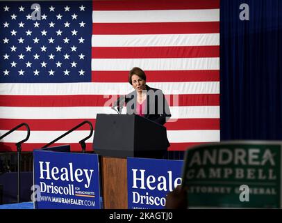 Boston, Massachusetts, USA. 02.. November 2022. Die Kandidatin für den Gouverneur von Massachusetts, Maura Healey, spricht während einer Kundgebung im Reggie Lewis Athletic Center in Boston, Massachusetts, USA, am 02. November 2022 mit ihren Anhängern. Kredit: Mark Stockwell/Pool via CNP/dpa/Alamy Live News Stockfoto