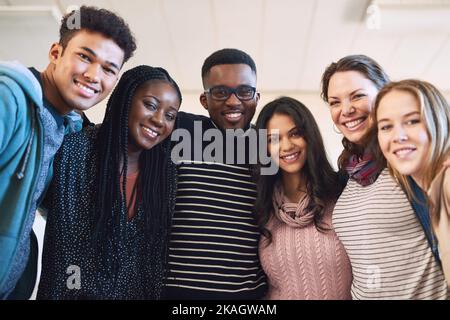 Waren immer in der Stimmung, mehr zu erfahren. Zugeschnittenes Porträt einer Gruppe von Studenten, die zusammen stehen. Stockfoto